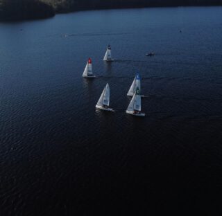 Mitteldeutsche Vereinsmeisterschaft auf dem Bleilochstausee🍁🍃🍂

In Herbstfarben erstrahlt unser Stausee und liefert damit das perfekte Ambiente für die Ausrichtung der MDVM 2024.

Bei stabilen Bedingungen starteten wir in die Matchraces. Je 5 Teams von jung bis alt traten gegeneinander an. An Tag zwei wurden in der Gold Fleet die besten Teams Mitteldeutschlands auf der J70 ermittelt.

Tolle Schnappschüsse von oben lieferte wie immer unser Drohnenexperte. 
Auch für das leibliche Wohl war mit Kuchen und einem reichhaltigen Buffet bestens gesorgt.
Live Musik am Abend durfte natürlich auch nicht fehlen und selbstverständlich war auch der MDR zu Gast.

Danke an alle fleißige Helfer und alle Teams, die für ihren Verein an den Start gingen. Es war ein tolles Wochenende mit viel Spaß und Austausch.
Alles in allem ein perfekter Saisonabschluss. ⛵️⛵️

#bleilochtalsperre #bleilochstausee #segelnmachtglücklich #j70class