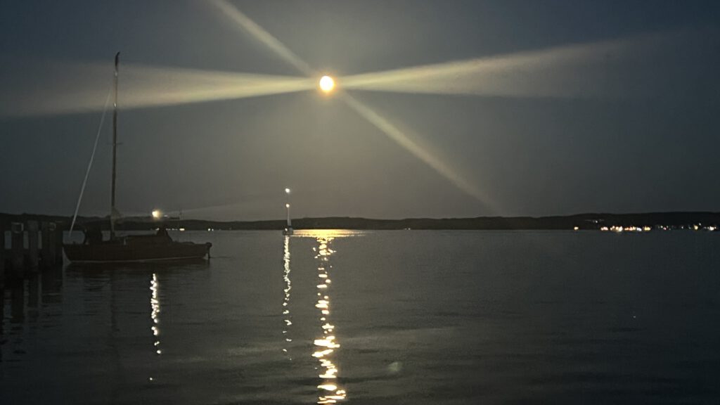 Mondschein über dem Schweriner See