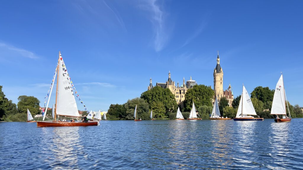 Holzboote vor dem Schweriner Schloss