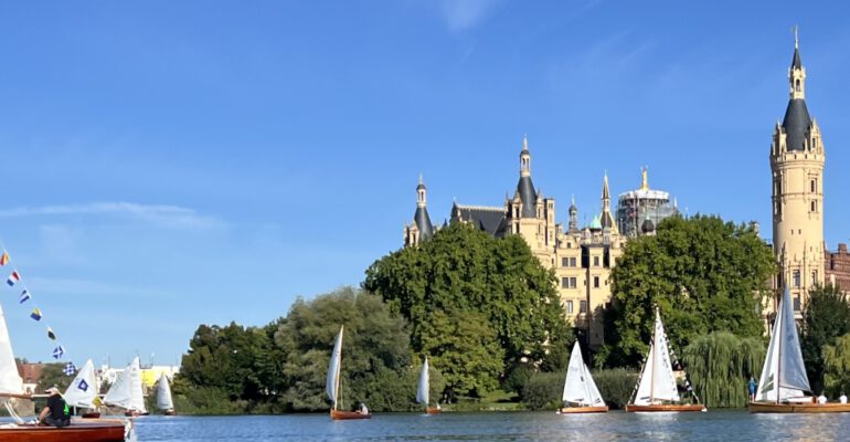 Holzboote vor dem Schweriner Schloss