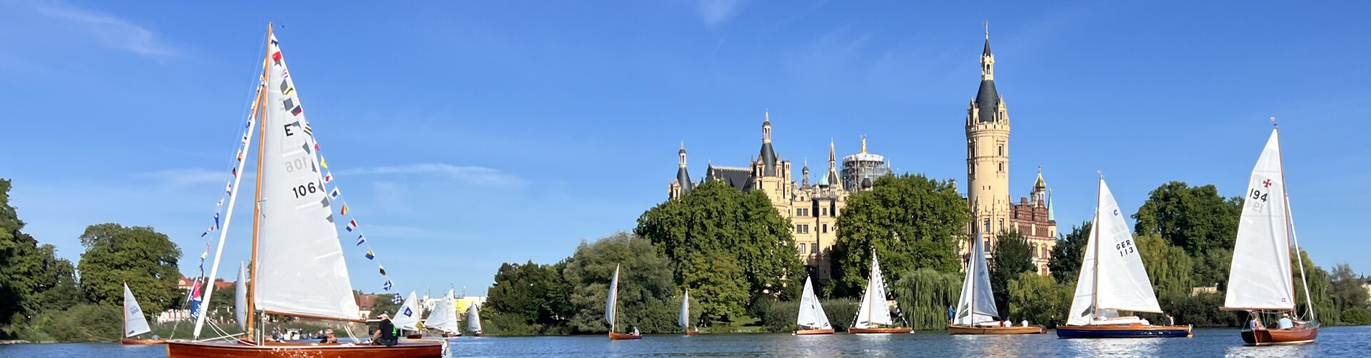 Holzboote vor dem Schweriner Schloss