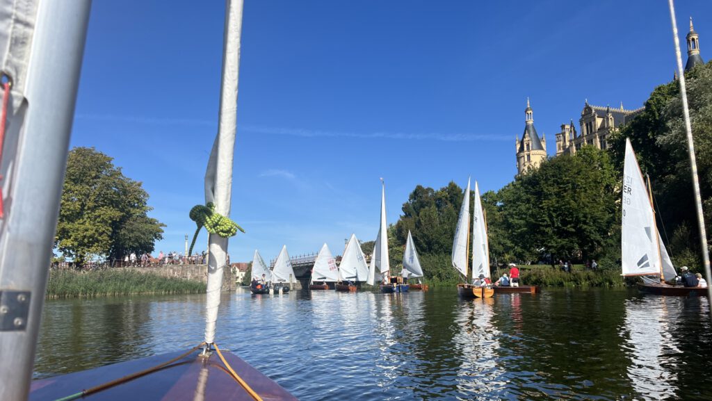 Holzboote vor dem Schweriner Schloss